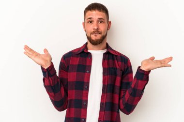 Diastema 'lı genç beyaz arka planda izole edilmiş. Kafası karışmış ve omuz silkiyor..