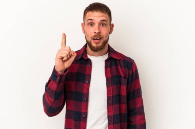 Diastemalı beyaz bir adam beyaz arka planda izole edilmiş bir fikir, ilham konsepti var..