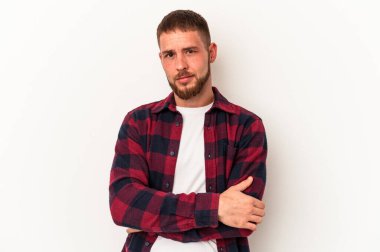 Diasteması olan beyaz tenli genç bir adam beyaz arka planda izole edilmiş şüpheli, belirsiz, seni muayene ediyor..