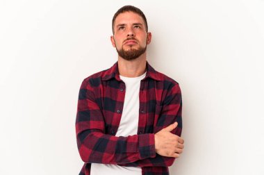 Diasteması olan genç beyaz arka planda izole edilmiş beyaz bir adam tekrarlanan bir görevden yoruldu..