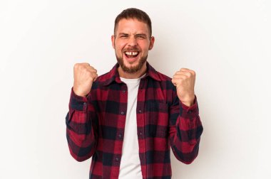 Diastemalı beyaz bir adam beyaz arka planda izole edilmiş tasasız ve heyecanlı bir tezahürat yapıyor. Zafer konsepti.