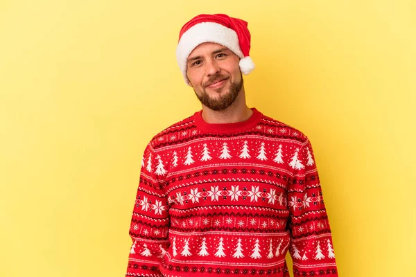 Genç Beyaz Adam Noel Kutluyor Sarı Arka Planda Izole Edilmiş — Stok fotoğraf