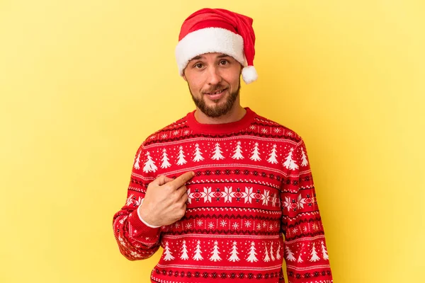 Junger Kaukasischer Mann Feiert Weihnachten Isoliert Auf Gelbem Hintergrund Person — Stockfoto