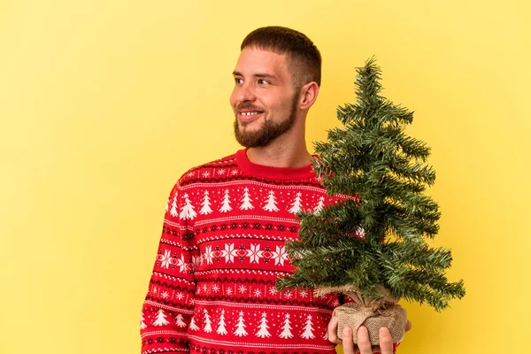 Junger Kaukasischer Mann Der Auf Gelbem Hintergrund Isoliert Einen Kleinen — Stockfoto