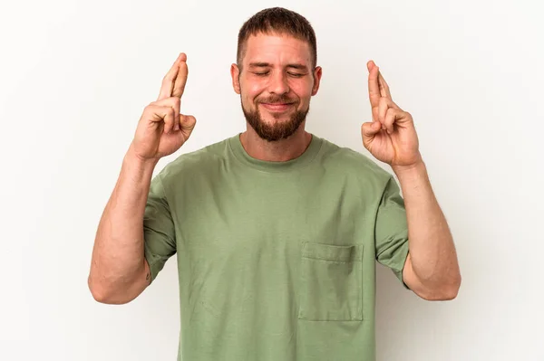 Jovem Caucasiano Com Diastema Isolado Fundo Branco Cruzando Dedos Para — Fotografia de Stock