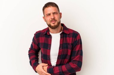 Beyaz arka planda karaciğer ağrısı ve mide ağrısı olan beyaz tenli beyaz bir adam..