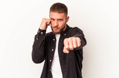Beyaz arka planda izole edilmiş beyaz tenli genç beyaz bir adam bir tartışma yüzünden yumruk, öfke, kavga, boks....