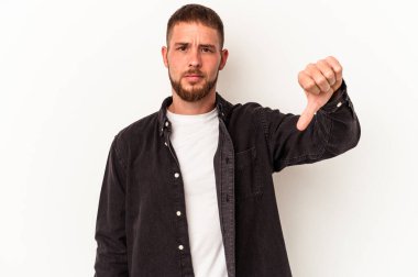 Diastemalı beyaz bir adam beyaz arka planda izole edilmiş. Sevimsiz bir jest gösteriyor. Başparmakları aşağıda. Anlaşmazlık konsepti.