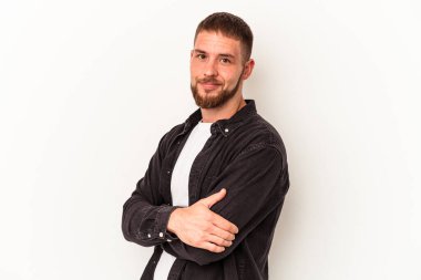 Diastemalı genç beyaz adam beyaz arka planda izole edilmiş mutlu, güler yüzlü ve neşeli..