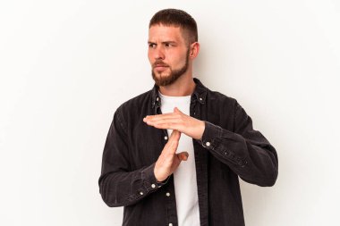 Beyaz arka planda izole edilmiş diyastemalı genç beyaz bir adam bir mola hareketi gösteriyor..