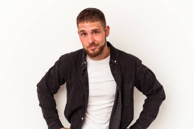 Diasteması olan beyaz bir adam beyaz arka planda izole edilmiş, kafası karışmış, şüpheli ve güvensiz hissediyor..