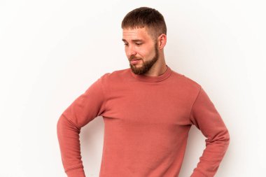 Amaçlarına ve amaçlarına ulaşma hayali kuran beyaz arka planda soyutlanmış beyaz tenli genç bir adam.