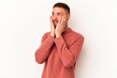 Diastemalı genç beyaz adam beyaz arka planda izole edilmiş korkmuş ve korkmuş..