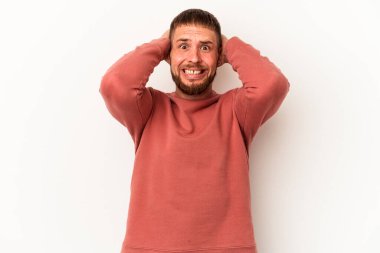 Diastemalı beyaz bir adam beyaz arka planda öfkeyle bağırıyor..