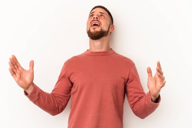 Diastemalı genç beyaz adam beyaz arka planda izole edilmiş gökyüzüne haykırıyor, yukarı bakıyor, hayal kırıklığına uğramış..