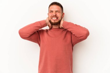 Diastemalı beyaz bir adam beyaz arka planda izole edilmiş, sabit yaşam tarzından dolayı boyun ağrısı çekiyor..