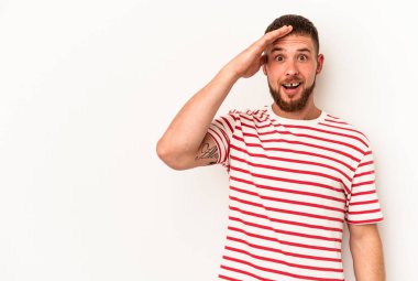 Beyaz arka planda izole edilmiş beyaz tenli genç beyaz adam yüksek sesle bağırıyor, gözleri açık ve elleri gergin tutuyor..