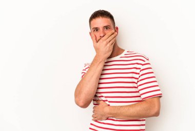 Diastemalı genç beyaz adam beyaz arka planda izole edilmiş korkmuş ve korkmuş..