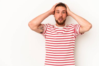 Diastemalı genç beyaz adam beyaz arka planda izole edilmiş, şaşırmış ve şok olmuş..