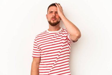 Diastemalı genç beyaz adam beyaz arka planda izole edilmiş. Yorgun ve uykulu. Elini başının üstünde tutuyor..