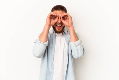 Diastemalı beyaz adam beyaz arka planda izole edilmiş, gözlerde sorun yok işareti var.