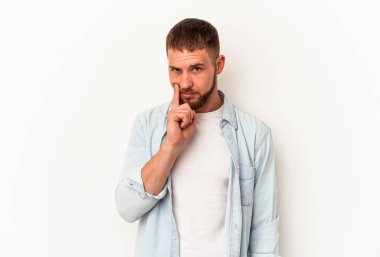 Diastema 'lı genç beyaz arka planda izole edilmiş bir beyaz adam. Bir strateji planlıyor, bir iş yolu düşünüyor..