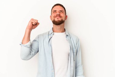 Diastemalı beyaz adam beyaz arka planda izole edilmiş zafer, tutku ve coşkuyu kutluyor, mutlu bir ifade..