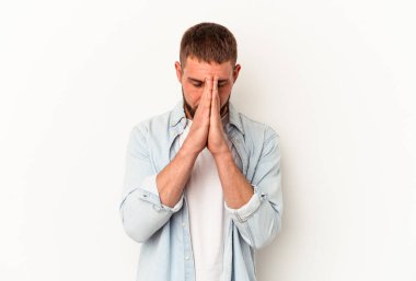 Diastemalı genç beyaz adam beyaz arka planda izole edilmiş dua ediyor, kendini adamış, ilahi ilhamı arayan dindar biri..