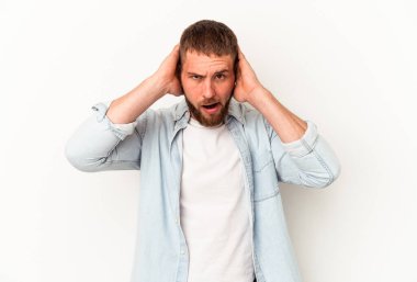 Beyaz arka planda izole edilmiş beyaz tenli genç beyaz adam çığlık atıyor, çok heyecanlı, tutkulu, bir şeyden memnun..