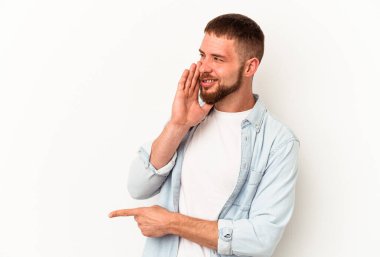 Diastemalı beyaz bir adam beyaz arka planda izole edilmiş. Dedikodu yapıyor, bir şeyleri haber veriyor..