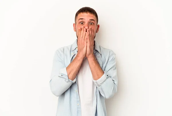 Junge Kaukasische Mann Mit Diastema Isoliert Auf Weißem Hintergrund Schockiert — Stockfoto