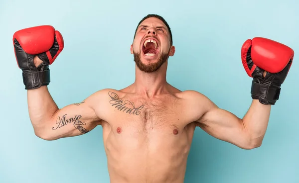 Joven Hombre Caucásico Practicando Boxeo Aislado Sobre Fondo Azul — Foto de Stock