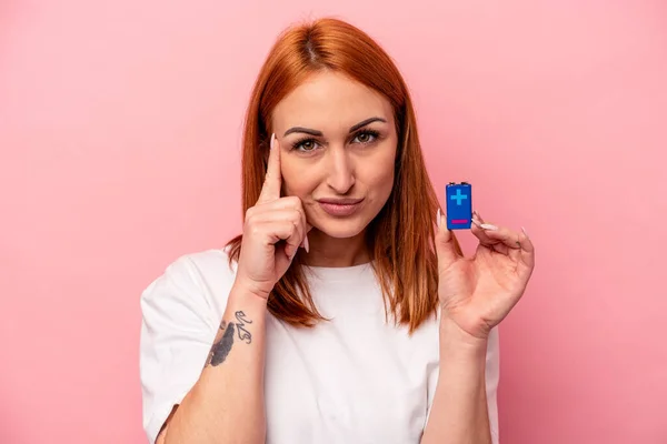 Ung Kaukasiska Kvinna Som Håller Ett Batterier Isolerade Rosa Bakgrund — Stockfoto