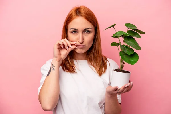 Young Caucasian Woman Holding Plant Isolated Pink Background Young Caucasian — Stock Photo, Image