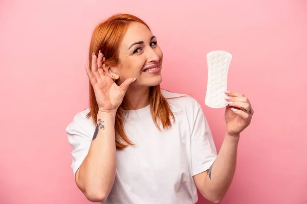 Joven Mujer Caucásica Sosteniendo Servilleta Sanitaria Aislada Sobre Fondo Rosa —  Fotos de Stock