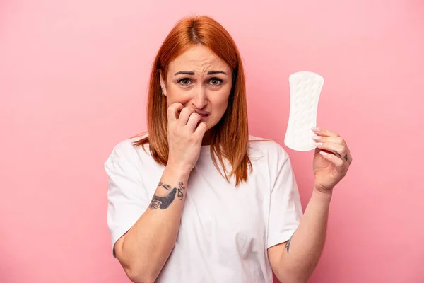 Ung Kaukasisk Kvinna Som Håller Sanitär Servett Isolerad Rosa Bakgrund — Stockfoto