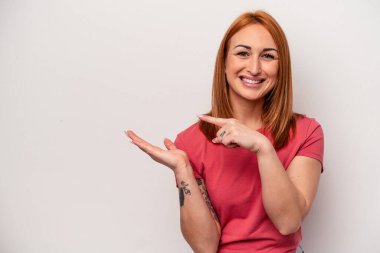 Beyaz arka planda izole edilmiş beyaz tenli genç bir kadın, elinde bir fotokopi alanı tutarken heyecanlanıyor..