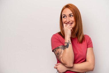 Beyaz arka planda izole edilmiş genç beyaz kadın rahatlamış bir şeyin fotokopi odasına baktığını düşünüyor..