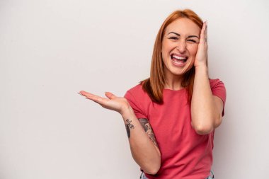 Beyaz arka planda izole edilmiş genç beyaz kadın avuç içinde fotokopi alanı tutuyor, el üstünde tutuyor. Şaşırmış ve mutlu..