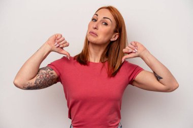 Beyaz arka planda izole genç beyaz kadın gururlu ve kendinden emin hissediyor, örnek olarak..