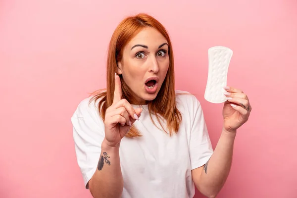 Joven Mujer Caucásica Sosteniendo Servilleta Sanitaria Aislada Sobre Fondo Rosa — Foto de Stock