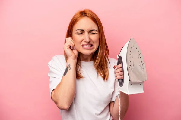 Mujer Caucásica Joven Sosteniendo Hierro Aislado Sobre Fondo Rosa Cubriendo — Foto de Stock