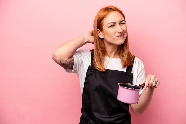 Joven Mujer Cocina Caucásica Sosteniendo Traductor Aislado Sobre Fondo Rosa — Foto de Stock