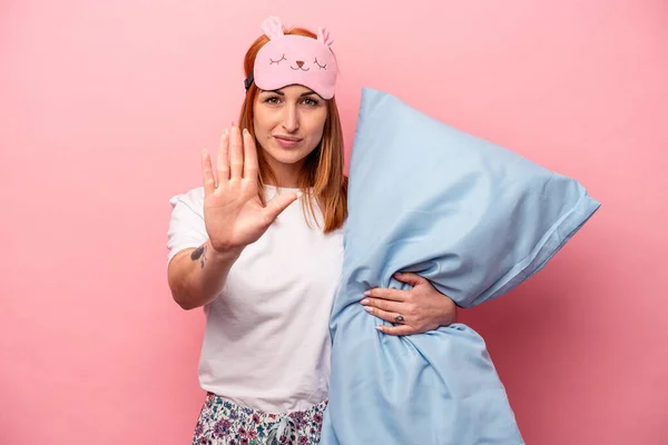 Pembe Arka Planda Izole Edilmiş Pijama Tutan Beyaz Bir Kadın — Stok fotoğraf
