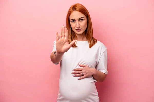 Genç Beyaz Hamile Bir Kadın Pembe Arka Planda Izole Edilmiş — Stok fotoğraf