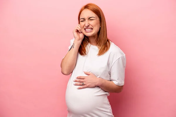 Genç Beyaz Hamile Kadın Pembe Arka Planda Izole Edilmiş Kulakları — Stok fotoğraf