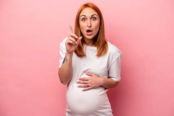 Giovane Donna Incinta Caucasica Isolata Sfondo Rosa Con Idea Concetto — Foto Stock