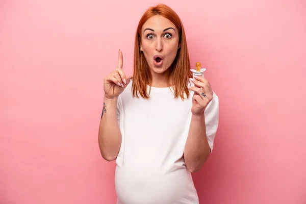 Giovane Donna Incinta Caucasica Con Ciuccio Isolato Sfondo Rosa Con — Foto Stock