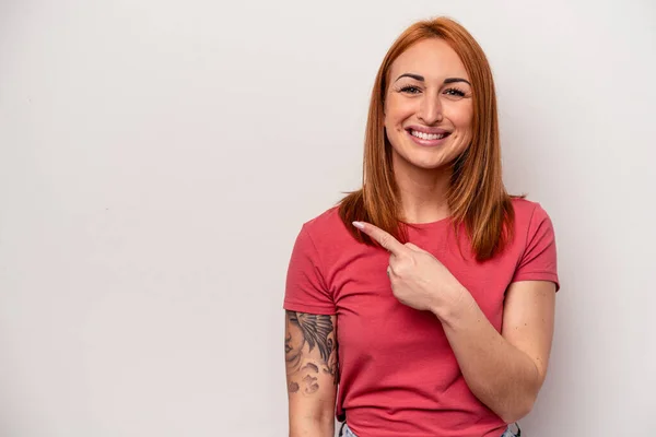 Mulher Branca Jovem Isolado Fundo Branco Sorrindo Apontando Para Lado — Fotografia de Stock