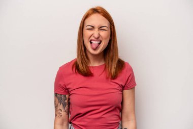 Beyaz arka planda izole edilmiş beyaz bir kadın. Komik ve dost canlısı bir dil uzatıyor..